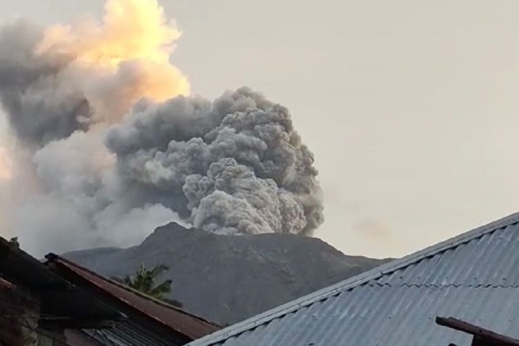 daftar gunung api aktif di sulawesi dan statusnya