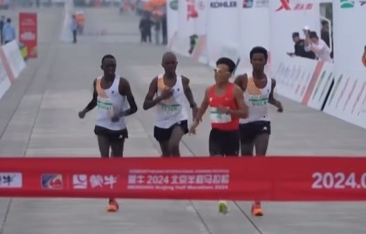 semi-marathon de pékin : après l’étonnante victoire d’un athlète chinois, les quatre premiers disqualifiés