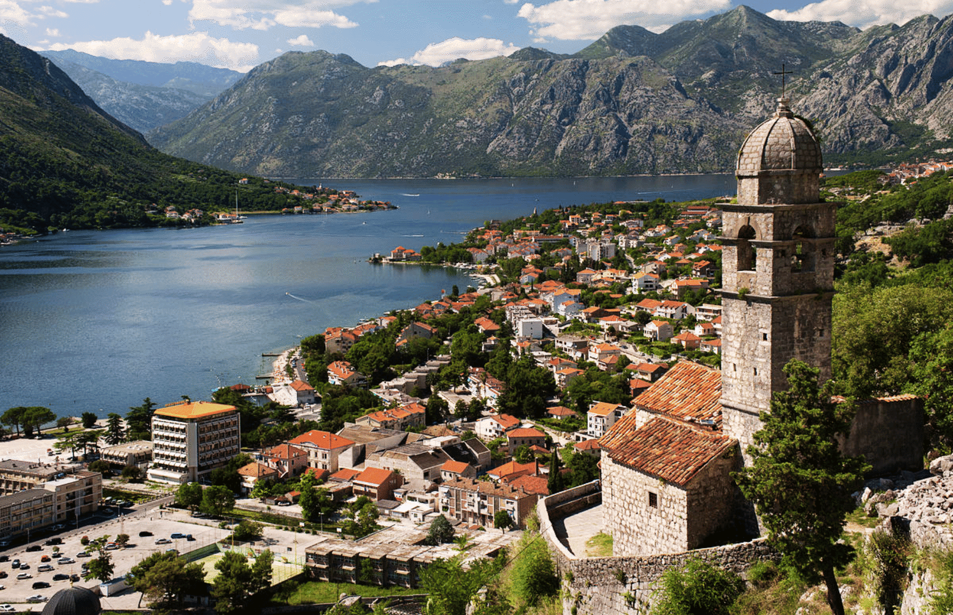 <p>La plupart des gens connaissent et aiment la Croatie, en particulier la ville idyllique de Dubrovnik, mais à quelques heures de là, vous trouverez un joyau tout aussi stupéfiant. Le Monténégro est un petit pays des Balkans qui abrite certains des paysages naturels les plus pittoresques du monde. Des montagnes majestueuses, des lacs scintillants et des villes côtières pittoresques font du <a href="https://www.montenegro.travel/fr" class="CMY_Link CMY_Valid" rel="noreferrer noopener">Monténégro une destination incontournable</a>. L’après-midi, vous pourrez visiter la pittoresque ville médiévale de Kotor ou en profiter pour visiter la ville côtière d’Ulcinj, et terminer la journée par un délicieux festin de poisson frais pêché dans les eaux scintillantes du pays. </p>
