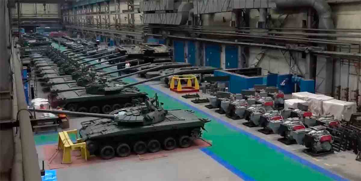 das video zeigt das innere einer t-80-panzerfabrik