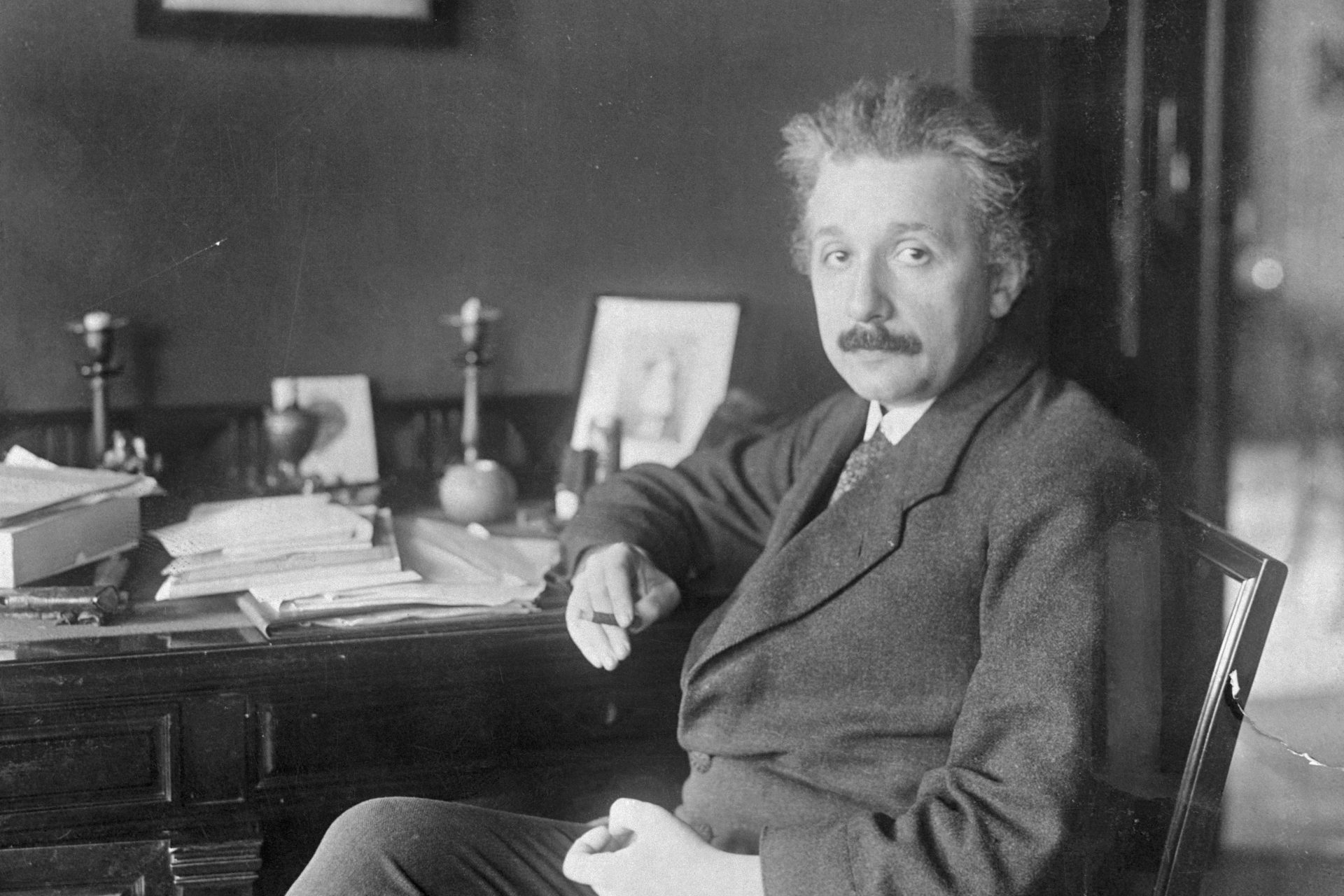 When was einstein born. Albert einstein is a famous science. Бернхард эйнштейн. Хокинг держит эйнштейна мем. Хокинг держит эйнштейна мем.