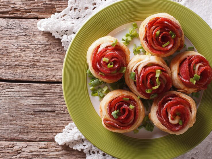Salami-Rosen in Blätterteig – einfache Snack-Idee