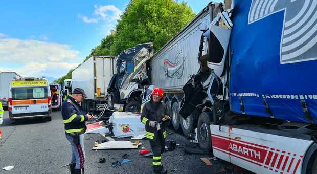 San Vittore Del Lazio, Tamponamento Fra Mezzi Pesanti Sull'Autostrada ...