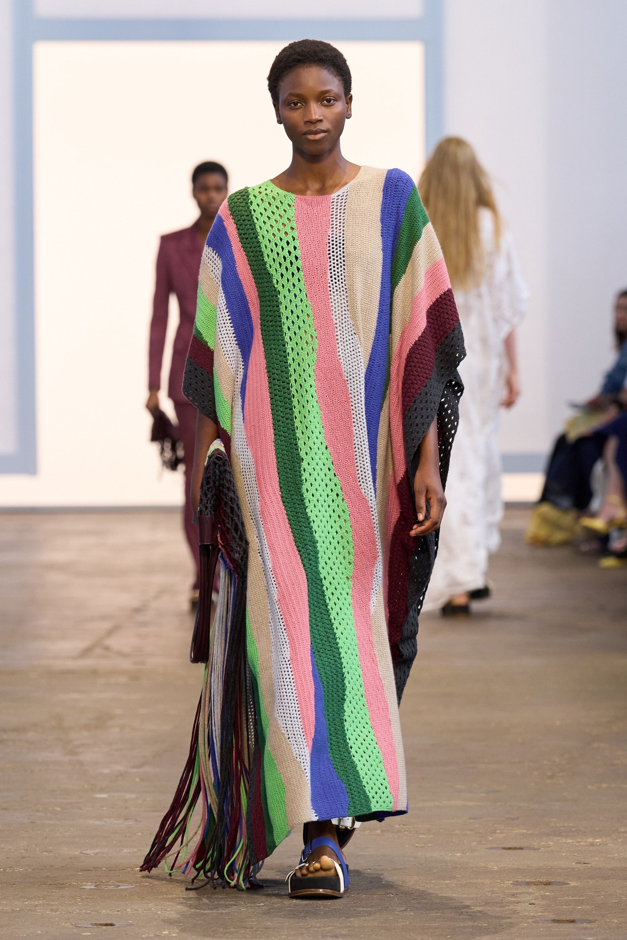 vestidos boho de crochet con sandalias: el conjunto con aires de los 70 para primavera-verano 2024
