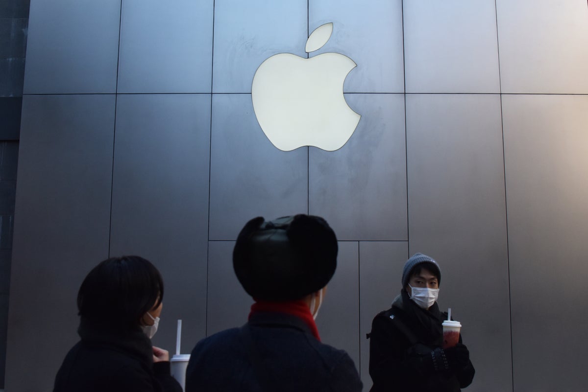 apple removes whatsapp and threads from app store in china