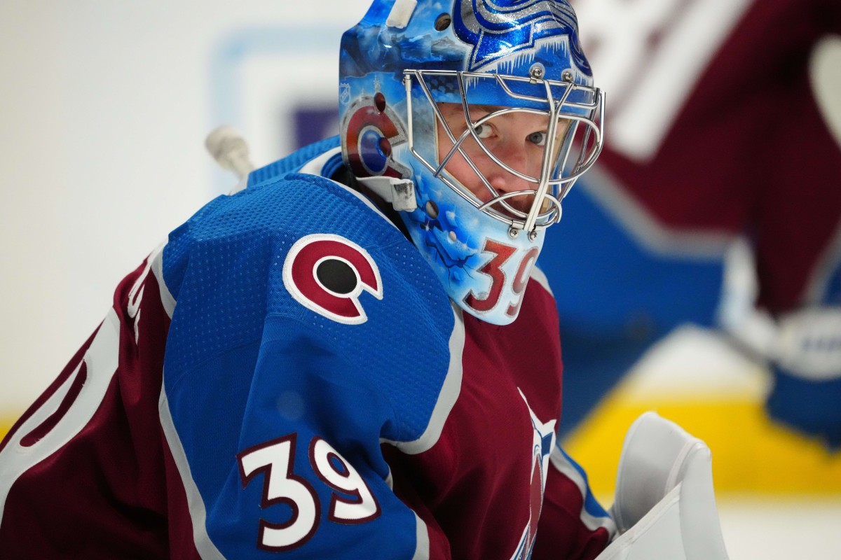 avalanche goalie officially calls it a career