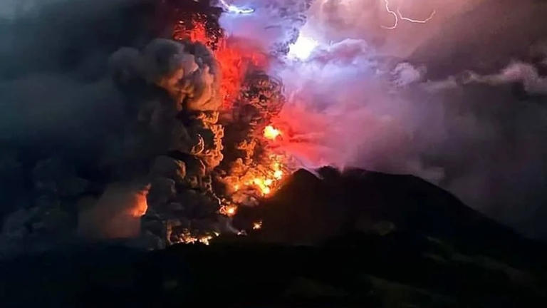 [EN IMAGES] L'impressionnante éruption d'un volcan en Indonésie