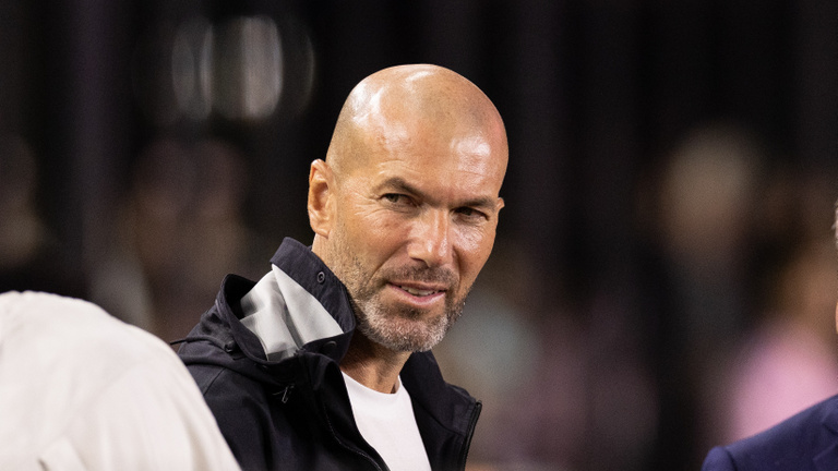 zinédine zidane meglepő helyen vállalhat munkát, rekordbajnok kispadjára ülhet le