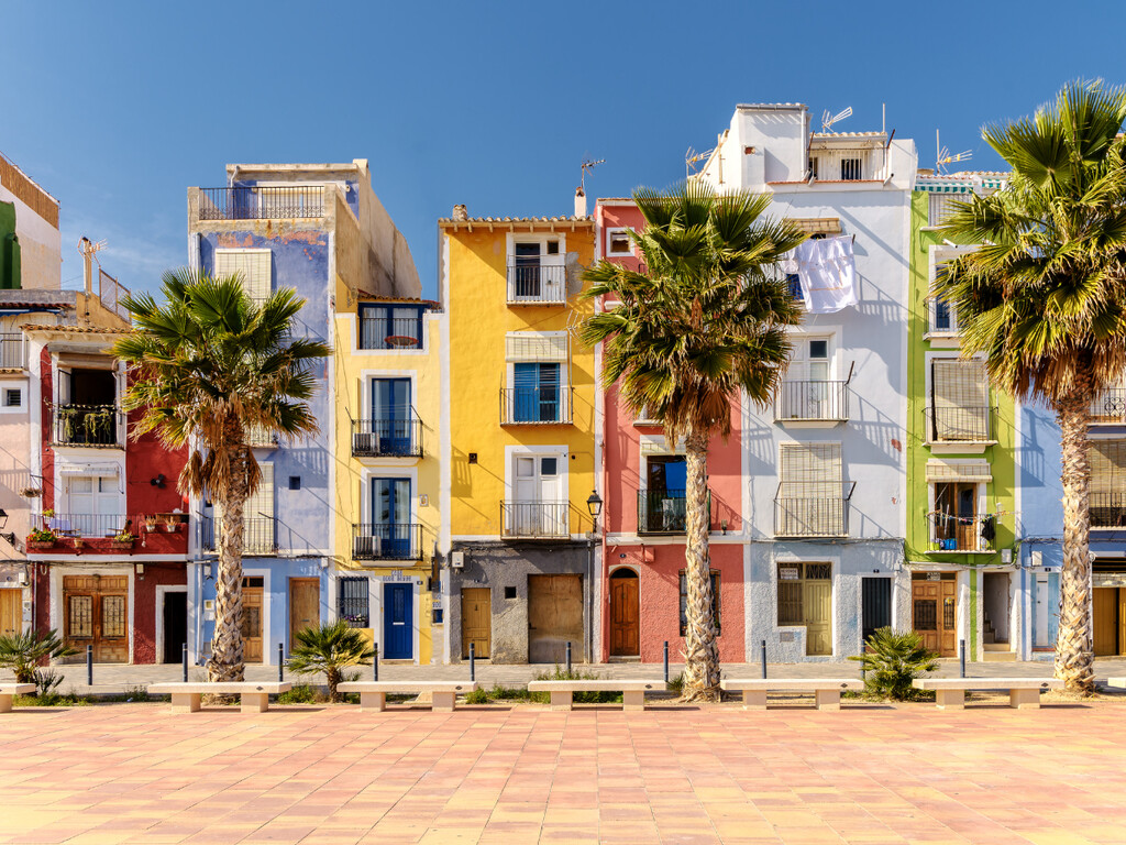 con playa, casas de colores y en alicante: este es el destino secreto más bonito de europa en 2024