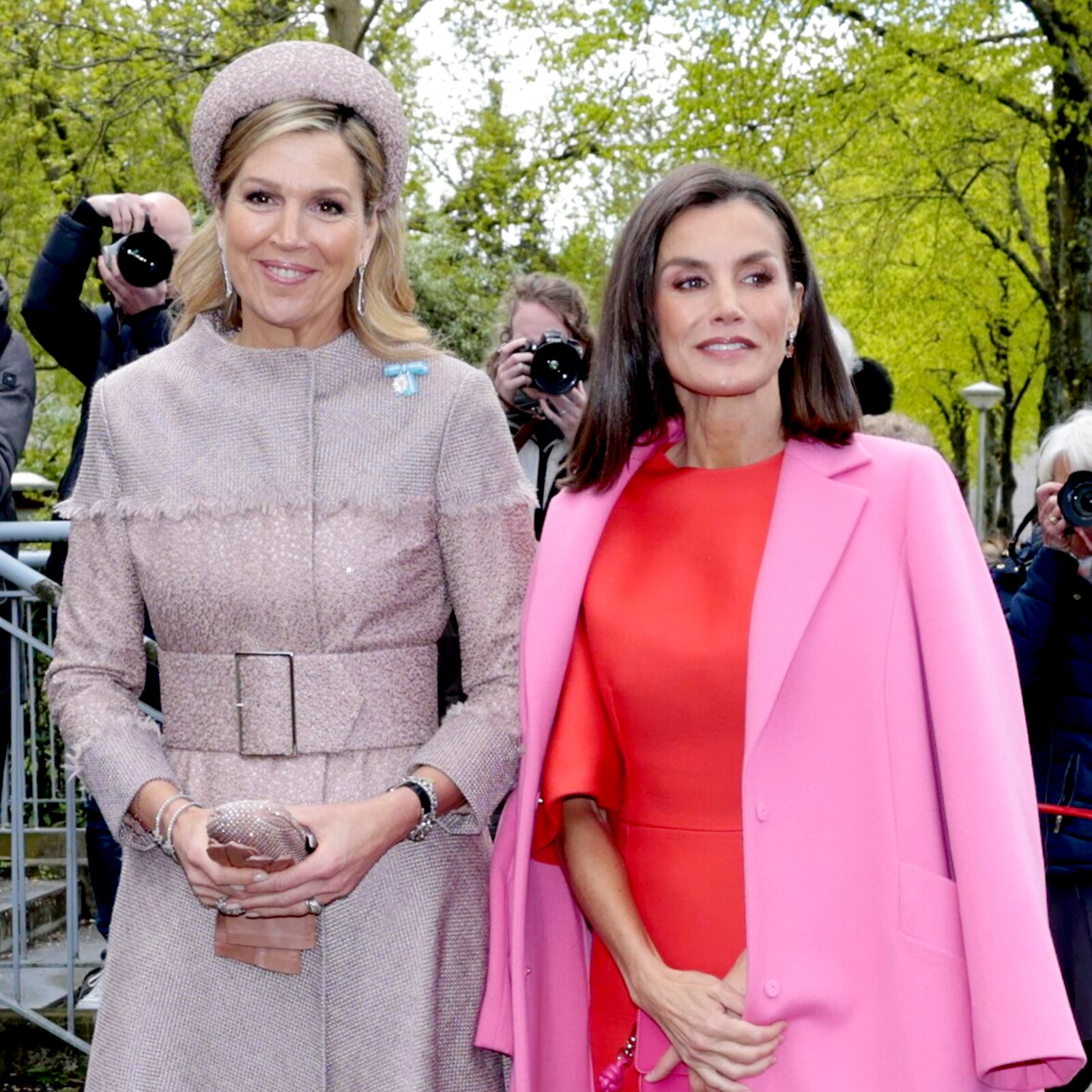 rosa y rojo, la combinación de la reina letizia que esconde otro guiño a la moda española (aunque no lo parezca)