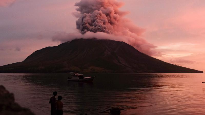 indonésie : nouvelle éruption du mont ruang