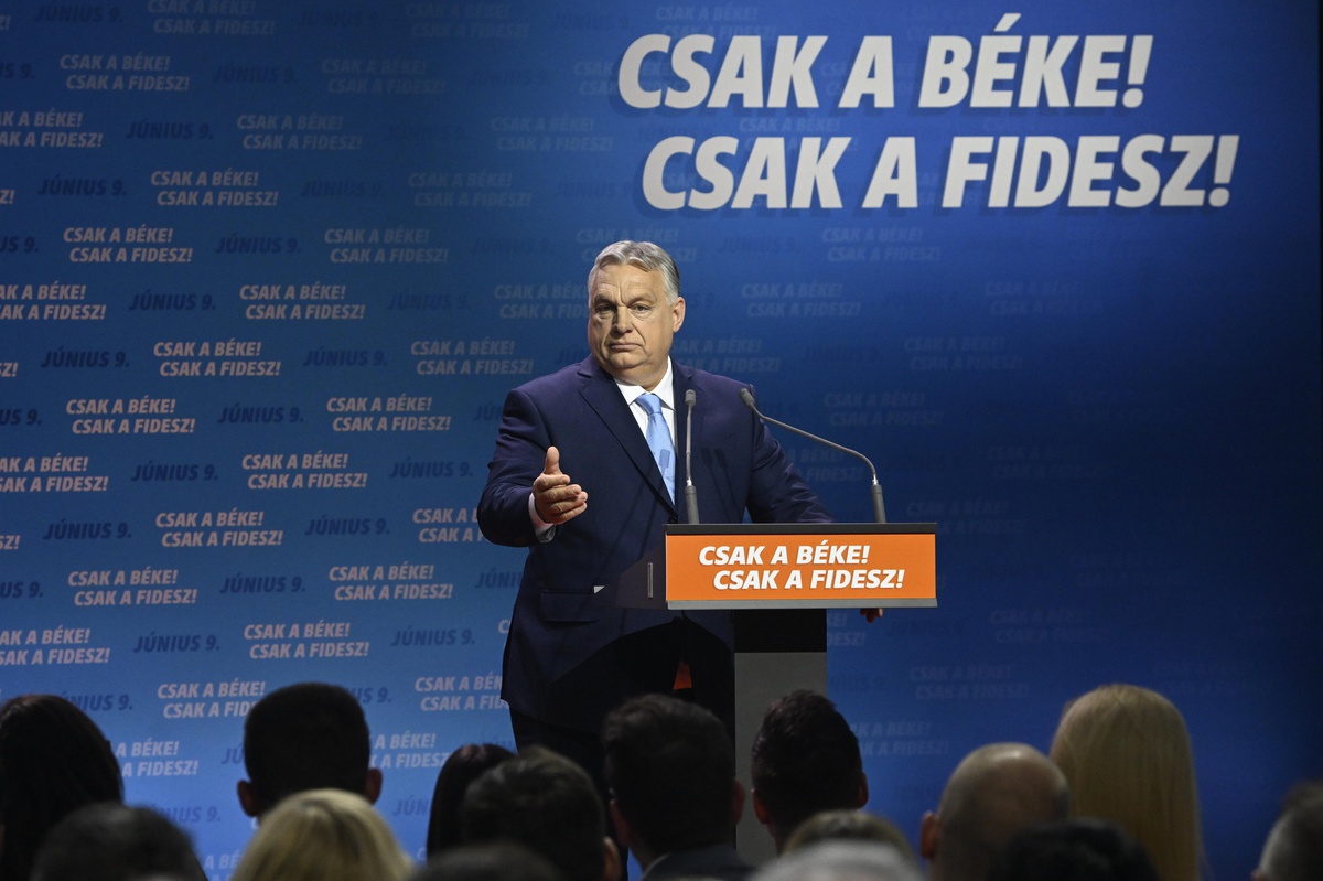 El primer ministro húngaro y presidente del partido Fidesz, Viktor Orban, interviene en un acto electoral para el lanzamiento de la campaña de su formación de cara a las elecciones al Parlamento Europeo y a las elecciones locales, este viernes en Budapest. En el eslogan se puede leer "Solamente paz, solamente Fidesz". EFE/Szilard Koszticsak PROHIBIDO SU USO EN HUNGRÍA