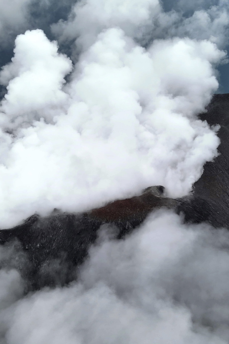 El volcán indonesio Ruang, al norte de la isla de Célebes, en la región central del país, continúa este viernes en alerta máxima y el humo sigue dificultando el tráfico aéreo en la zona, aunque sin nuevas erupciones mayores desde las producidas en los últimos días y con unos 1.600 evacuados hasta ahora. EFE/ Agencia Nacional de Búsqueda y Rescate (BASARNAS) / -SOLO USO EDITORIAL/SOLO DISPONIBLE PARA ILUSTRAR LA NOTICIA QUE ACOMPAÑA (CRÉDITO OBLIGATORIO)-