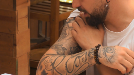 la reacción de una soltera de cádiz al conocer el significado del tatuaje de su cita en 'first dates'