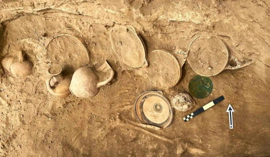 Λεπτομέρεια των αντικειμένων που βρέθηκαν στον τάφο, με τον χάλκινο καθρέφτη στα δεξιά της εικόνας
