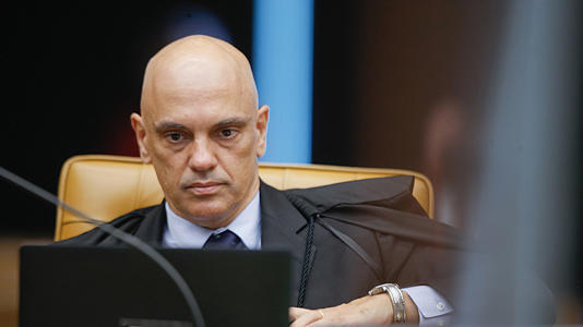 O ministro Alexandre de Moraes é o relator do caso no STF sobre as notícias falsas distribuídas pela rede X (ex-Twitter)