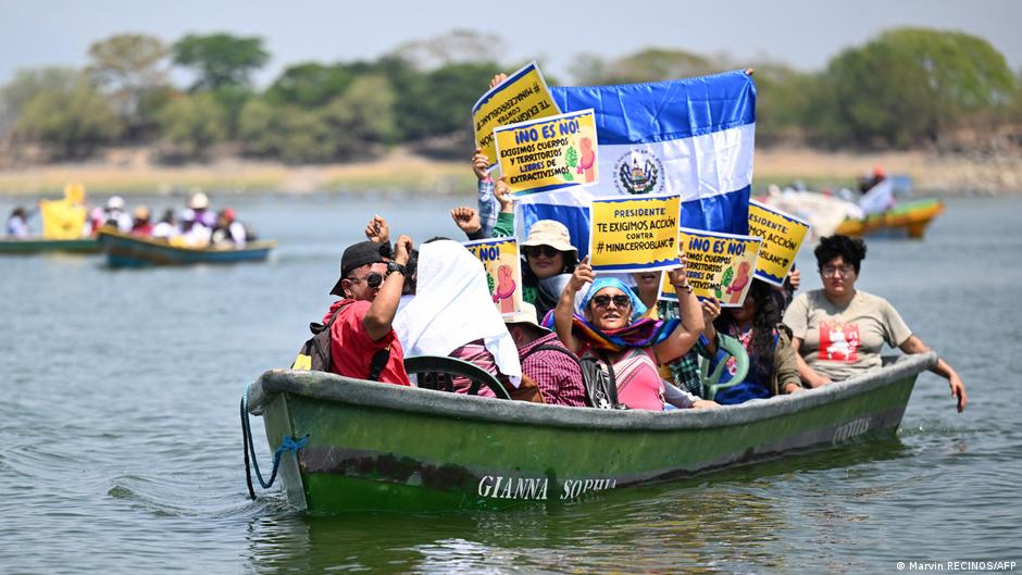 protestan con 'marcha acuática' contra una mina en guatemala