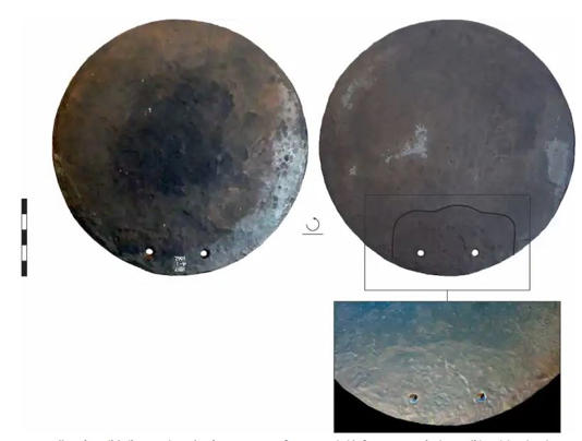 Δίσκος καθρέφτη από κράμα χαλκού που ανακαλύφθηκε στην Έγκωμη, στην ανατολική ακτή της Κύπρου, πιθανώς από τις Μυκήνες της Αργολίδας, και χρονολογείται στον 14ο αιώνα π.Χ. Μια αρνητική εικόνα δείχνει το σύστημα στερέωσης (στο πλαίσιο) από κοντά, αποκαλύπτοντας το αποτύπωμα της λαβής,(Φωτό Laura E. Alvarez / Οι διαχειριστές του Βρετανικού Μουσείου).