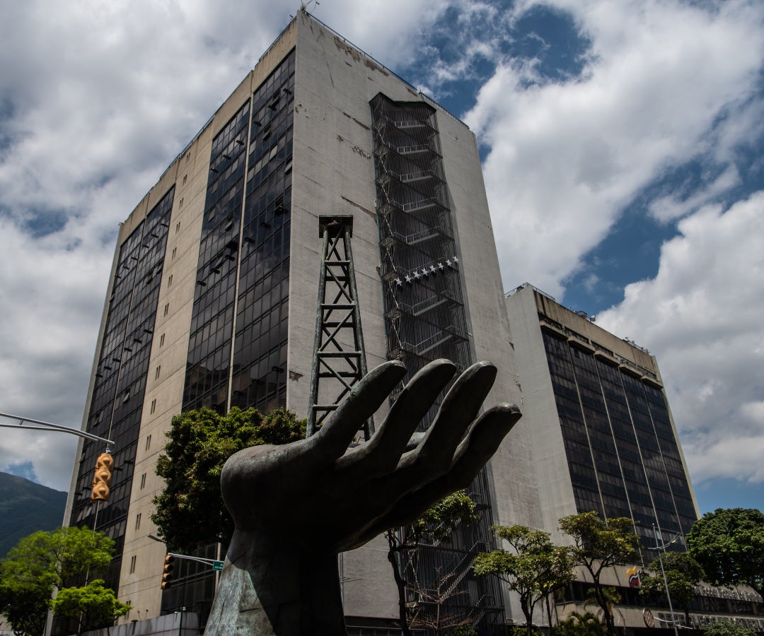 sector petrolero de venezuela recibe golpe por pérdida de licencia de estados unidos