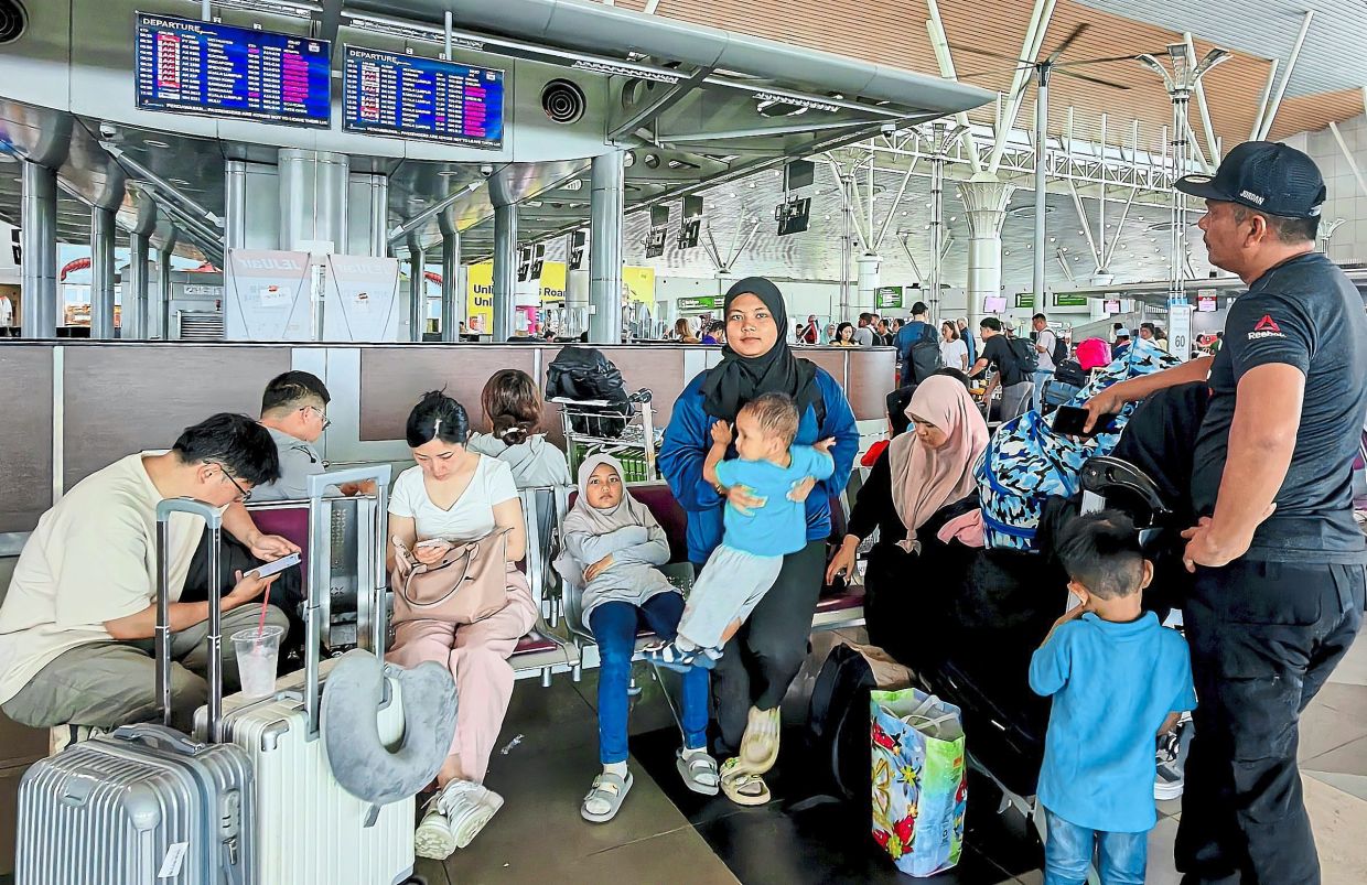 many flights grounded, but it’s business as usual in sarawak