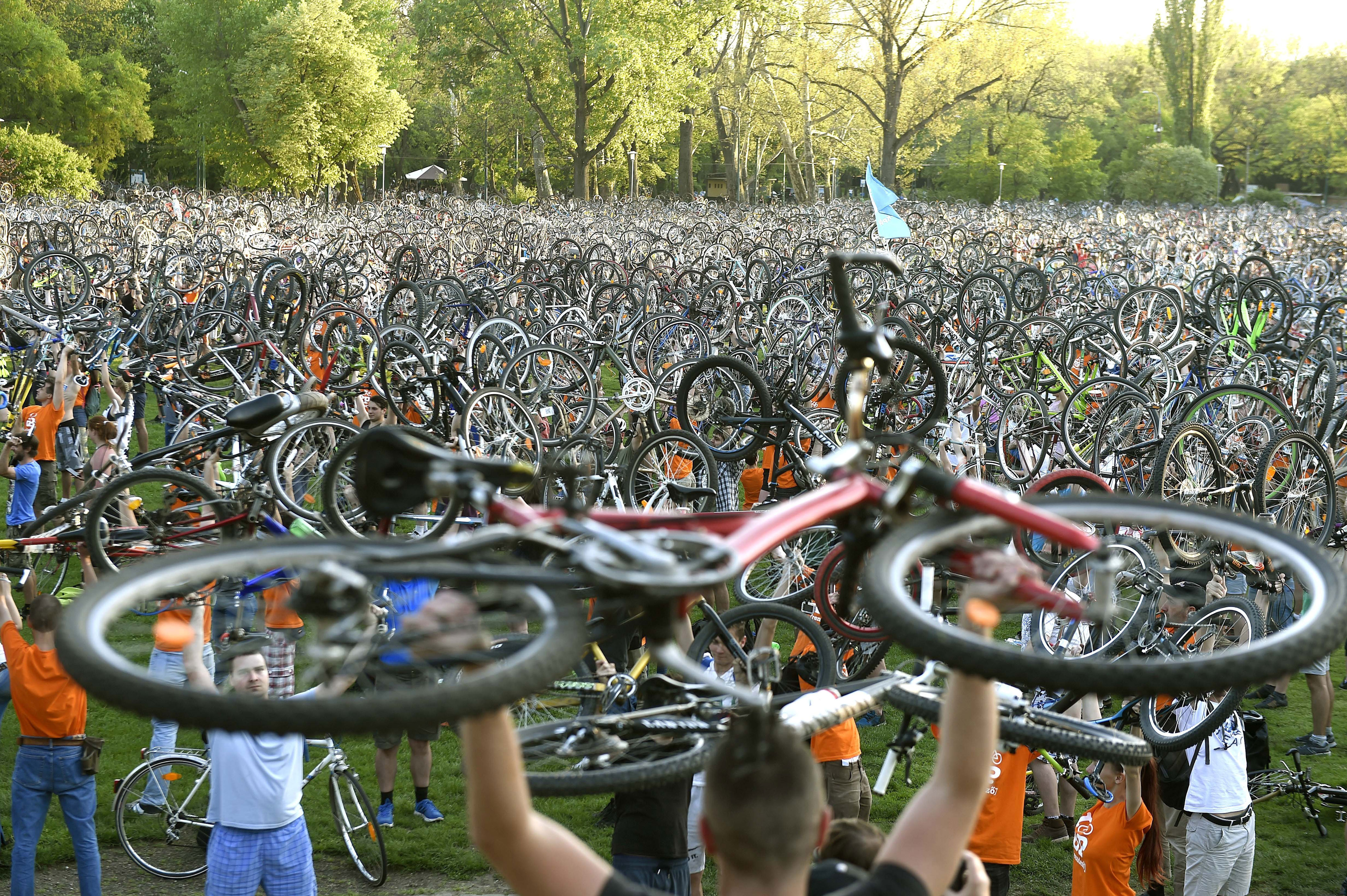 i bike budapest: hídlezárás és forgalomkorlátozás lesz, aki teker, vigyen esőkabátot is