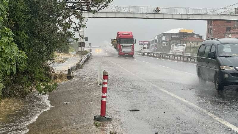 i̇stanbul'da kuvvetli yağış nedeniyle trafikte aksamalar yaşanıyor