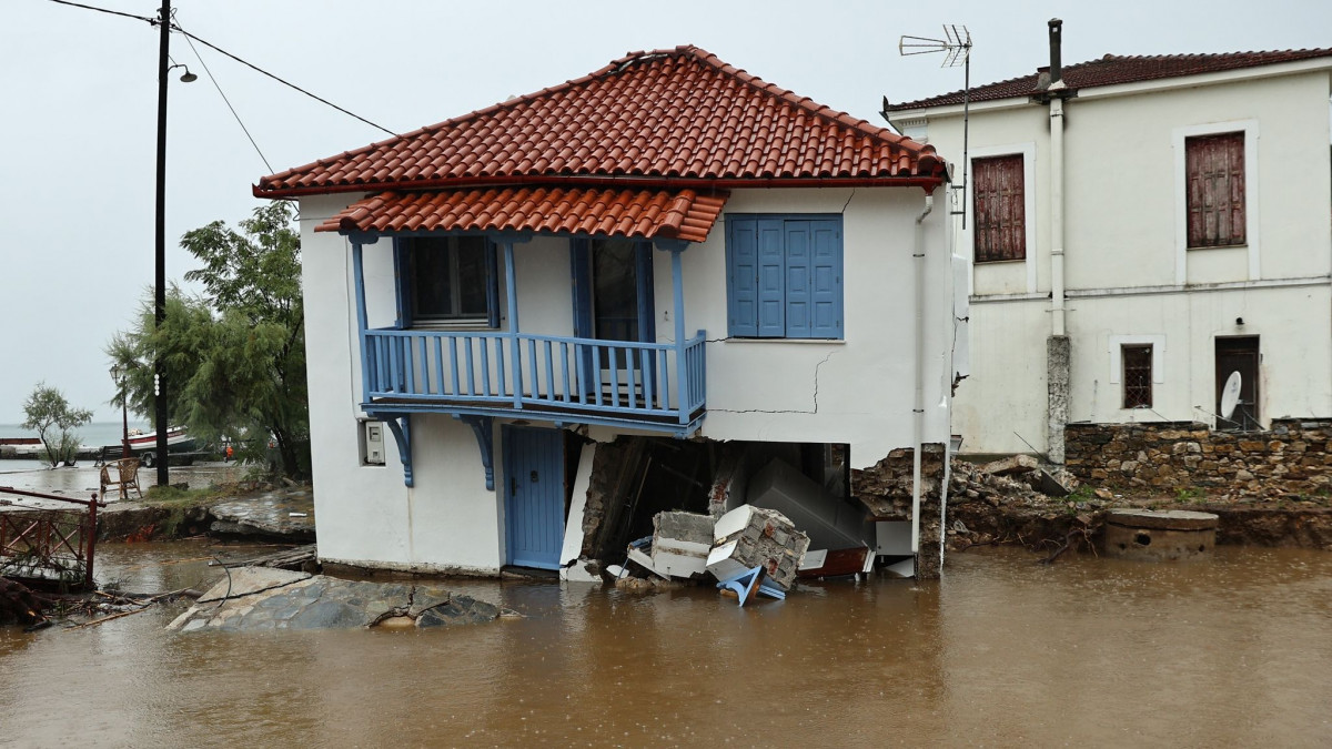 πλημμύρες: αναστολή καταβολής φορολογικών και ασφαλιστικών εισφορών για τους πληγέντες