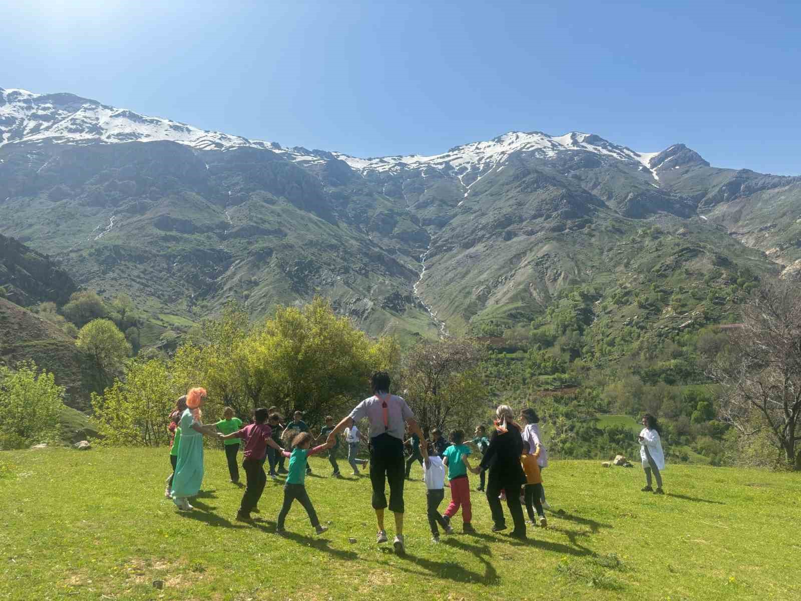 mereto dağı eteklerindeki öğrencilere doğal ortamda tiyatro eşliğinde diş sağlığı eğitimi