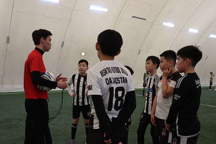 kazakistan'da geleceğin futbolcuları beşiktaş okullarında yetişiyor