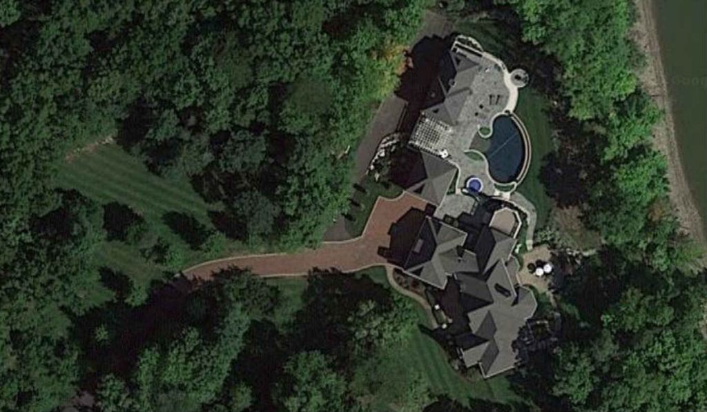<p>Jason Day calls Westerville, Ohio home. He purchased this fancy property that sits on five acres for close to $2.5 million back in 2010. The house has 4 bedrooms, 5.5 bathroom, 3 fireplaces and is located right along the Hoover reservoir. As you can see, it isn’t too shabby! </p>