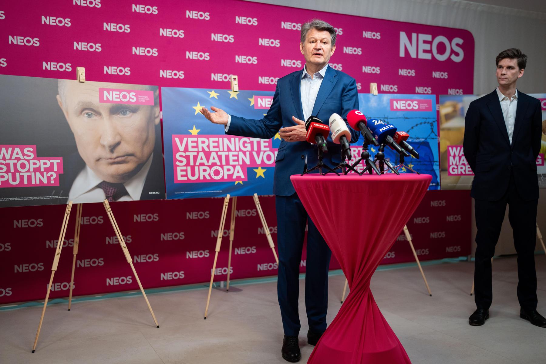 eu-plakatwahlkampf gestartet: neos plakatieren putin