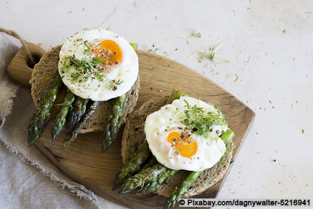 Rezept – Mehrkornbrötchen mit grünem Spargel und Spiegelei