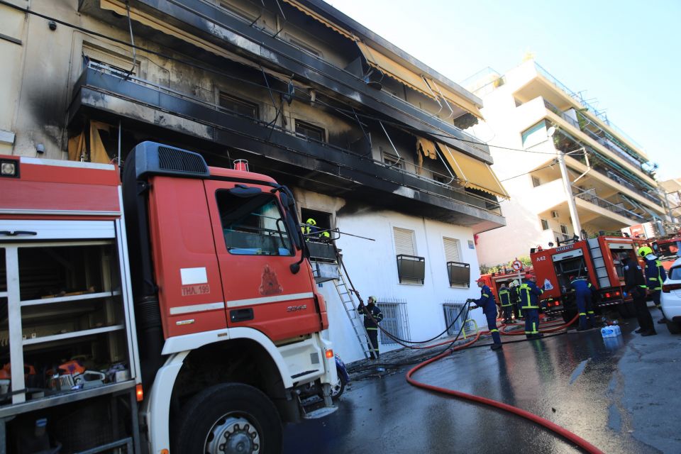 φωτιά σε διαμέρισμα στη ριζούπολη - απεγκλωβίστηκαν έξι άτομα