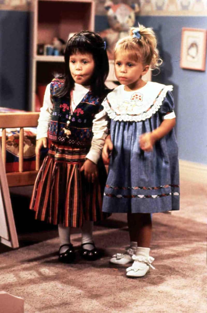 Wie süß die beiden früher waren: Die Olsen-Twins Mary-Kate und Ashley wurden durch „Full House“ zu Stars. Dort teilten sie sich die Rolle der „Michelle“.