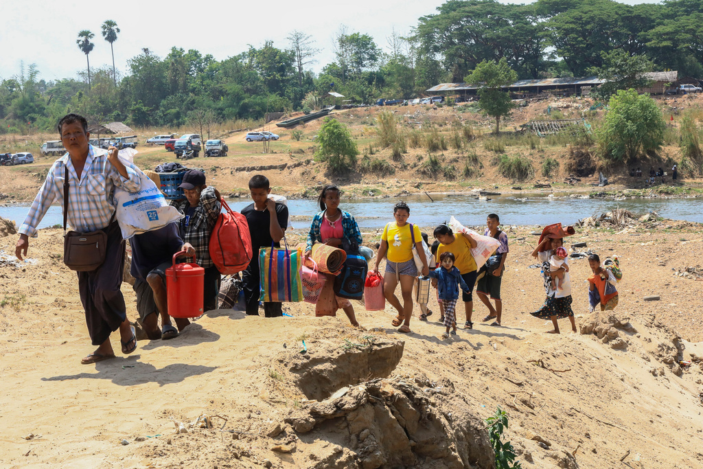 invånare flyr strider vid gränsstad i myanmar