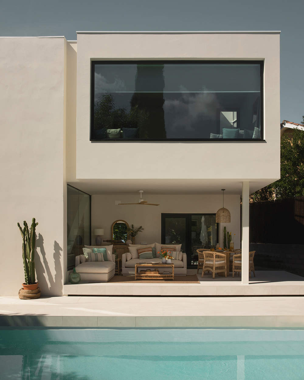 la estilosa terraza de isabel jiménez en madrid: con toques elegantes, naturales y cojines que vamos a copiar
