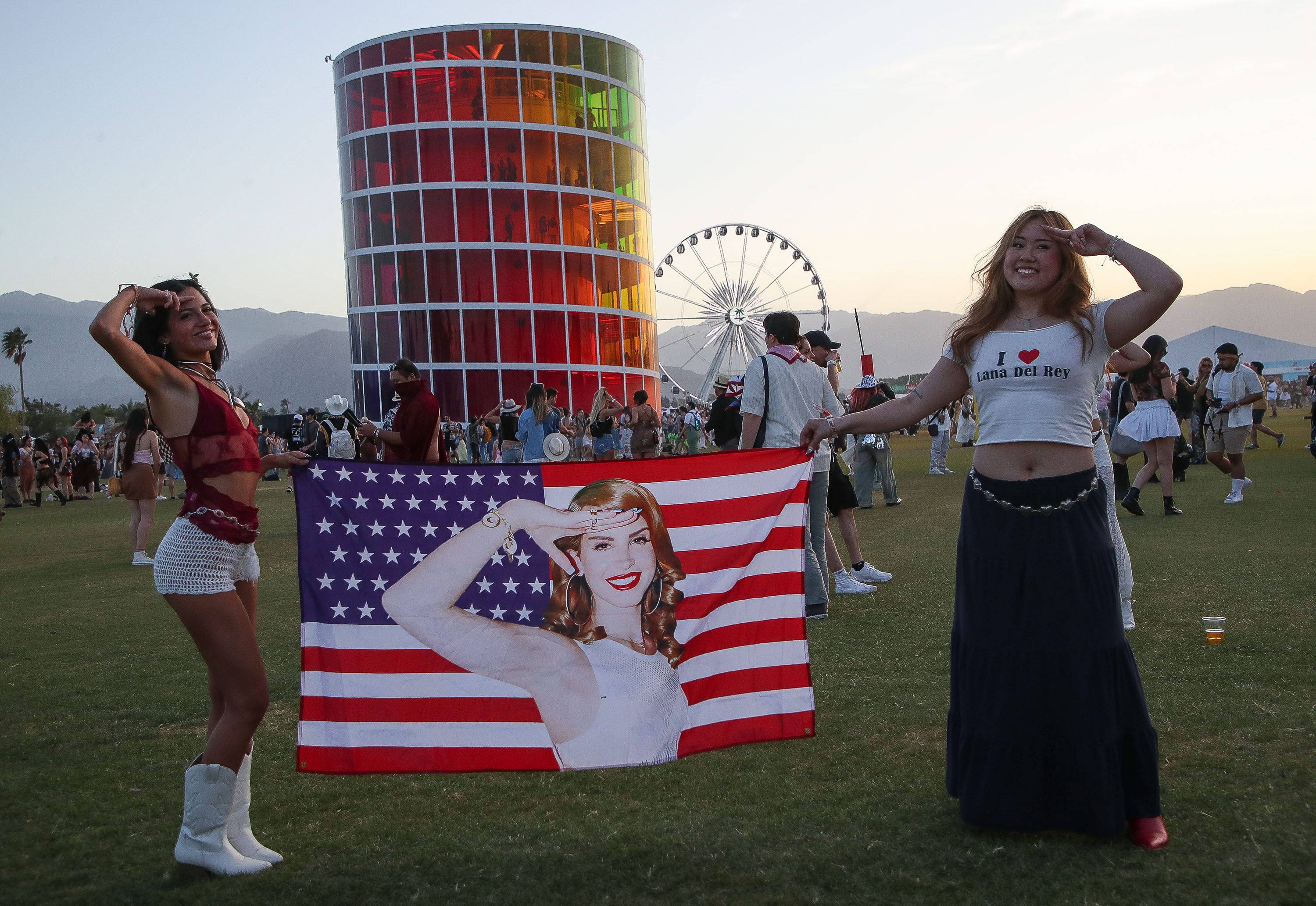 coachella 2024 fashion: see the outfits of california's iconic music festival