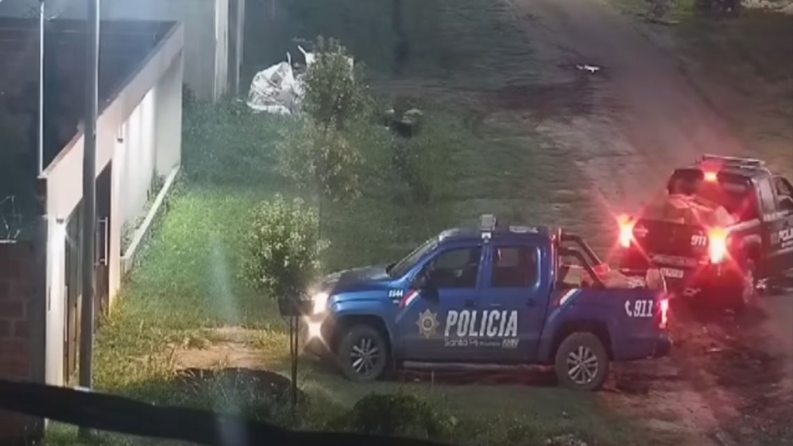 poliladron: detuvieron a siete policías de santa fe que robaron mercadería de un choque de camiones