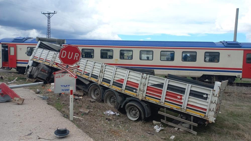 afyonkarahisar’da feci kaza! hemzemin geçitte mahsur kalan tıra tren çarptı