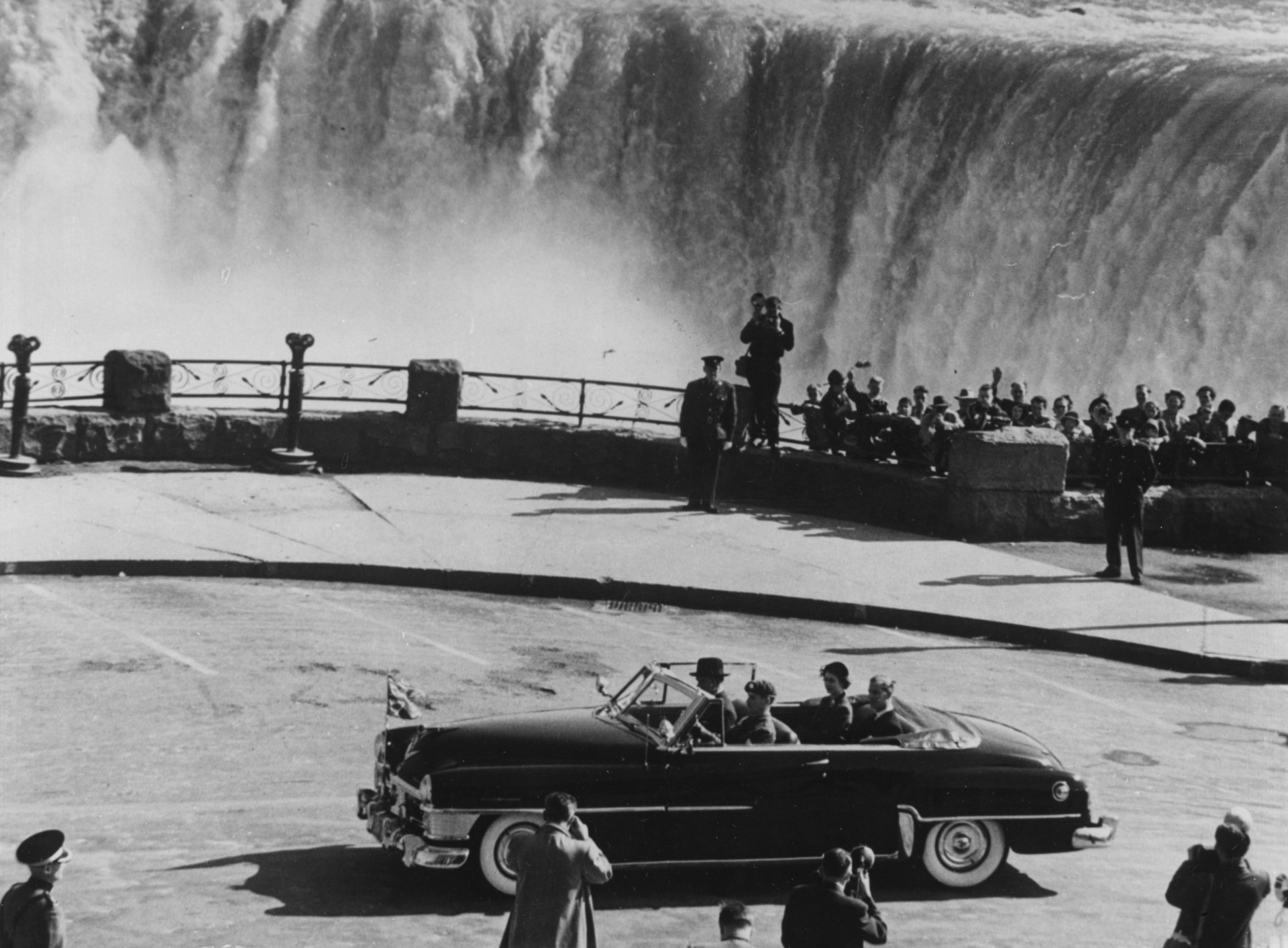 At Niagara Falls during the royal couple's tour of Canada. Note the respectable distance kept by the press corps.<p>You may also like:<a href="https://www.starsinsider.com/n/455648?utm_source=msn.com&utm_medium=display&utm_campaign=referral_description&utm_content=203154v10en-au"> On-screen couples with zero chemistry</a></p>