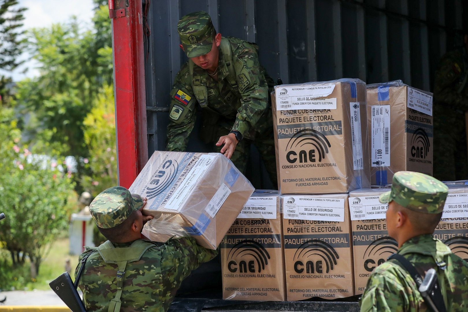 militares de ecuador concluyen entrega en quito de material para el referéndum del domingo