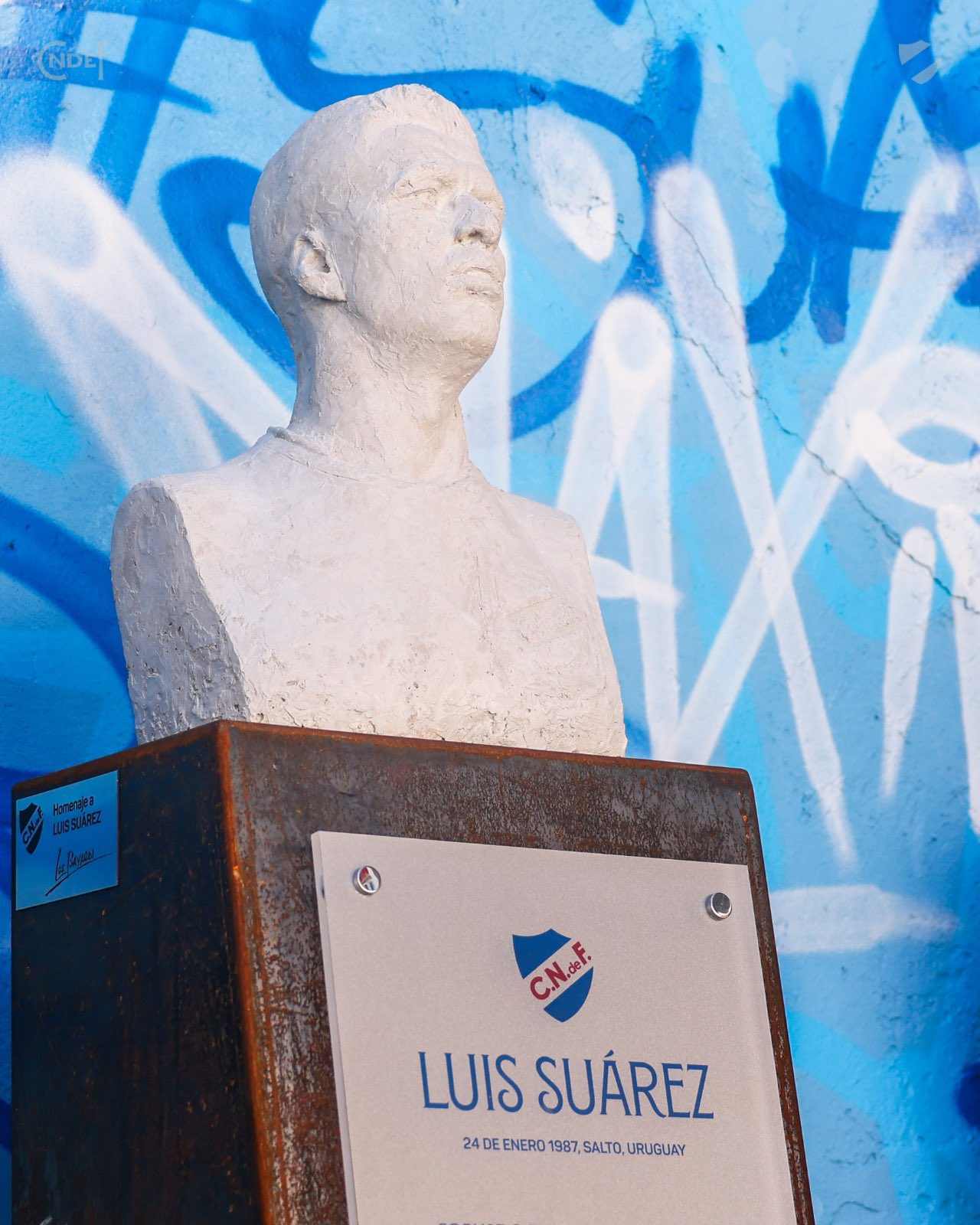 rinden homenaje a luis suárez con escultura en el estadio parque central del nacional de uruguay