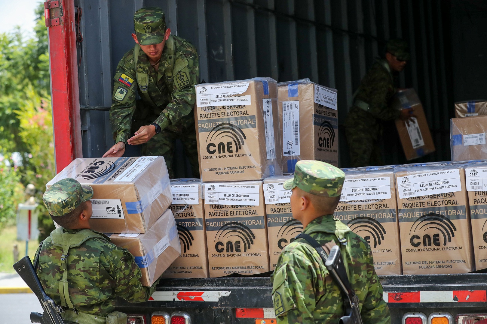 militares de ecuador concluyen entrega en quito de material para el referéndum del domingo