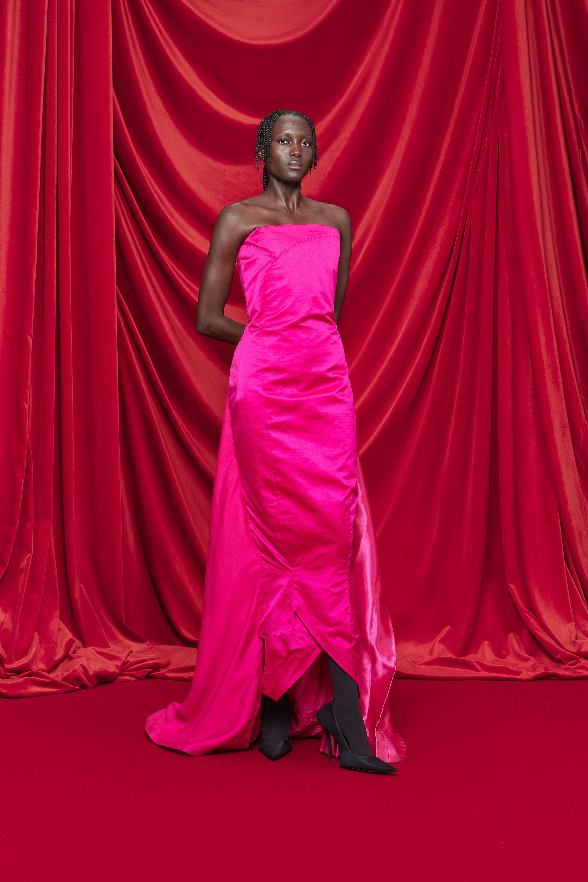 luisana lopilato brilla con un vestido rosa mexicano en los premios platino xcaret 2024