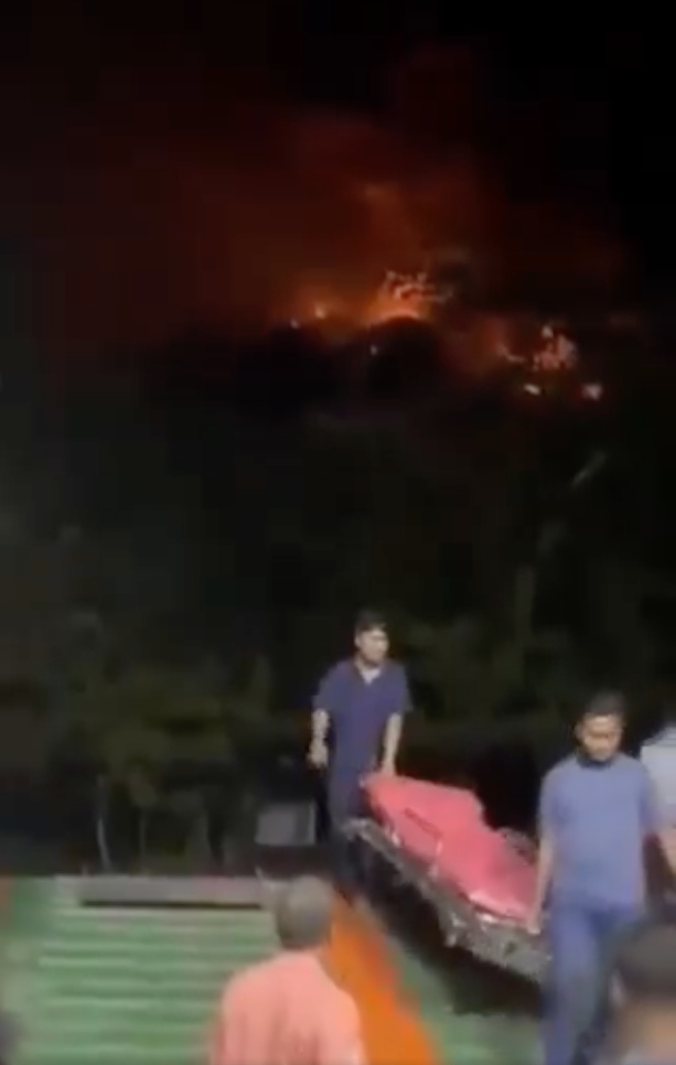 desalojan a miles de personas por erupción de volcán en indonesia