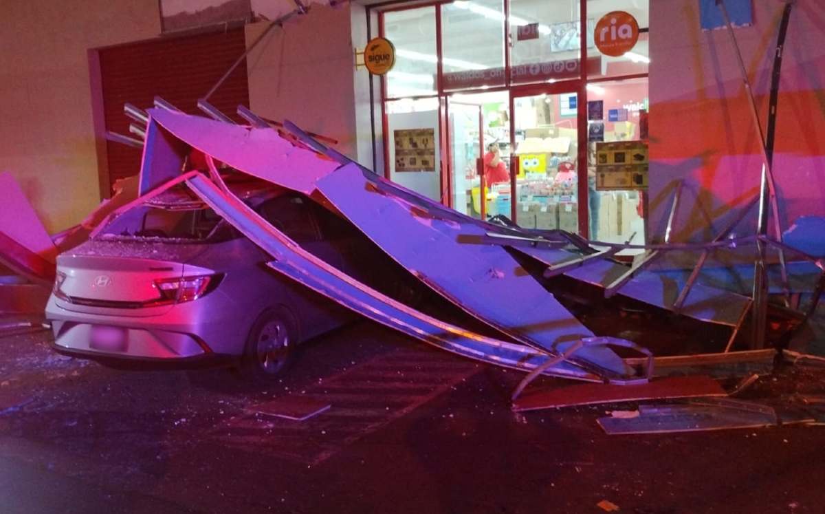 cae anuncio de tienda sobre auto en avenida aztlán en monterrey