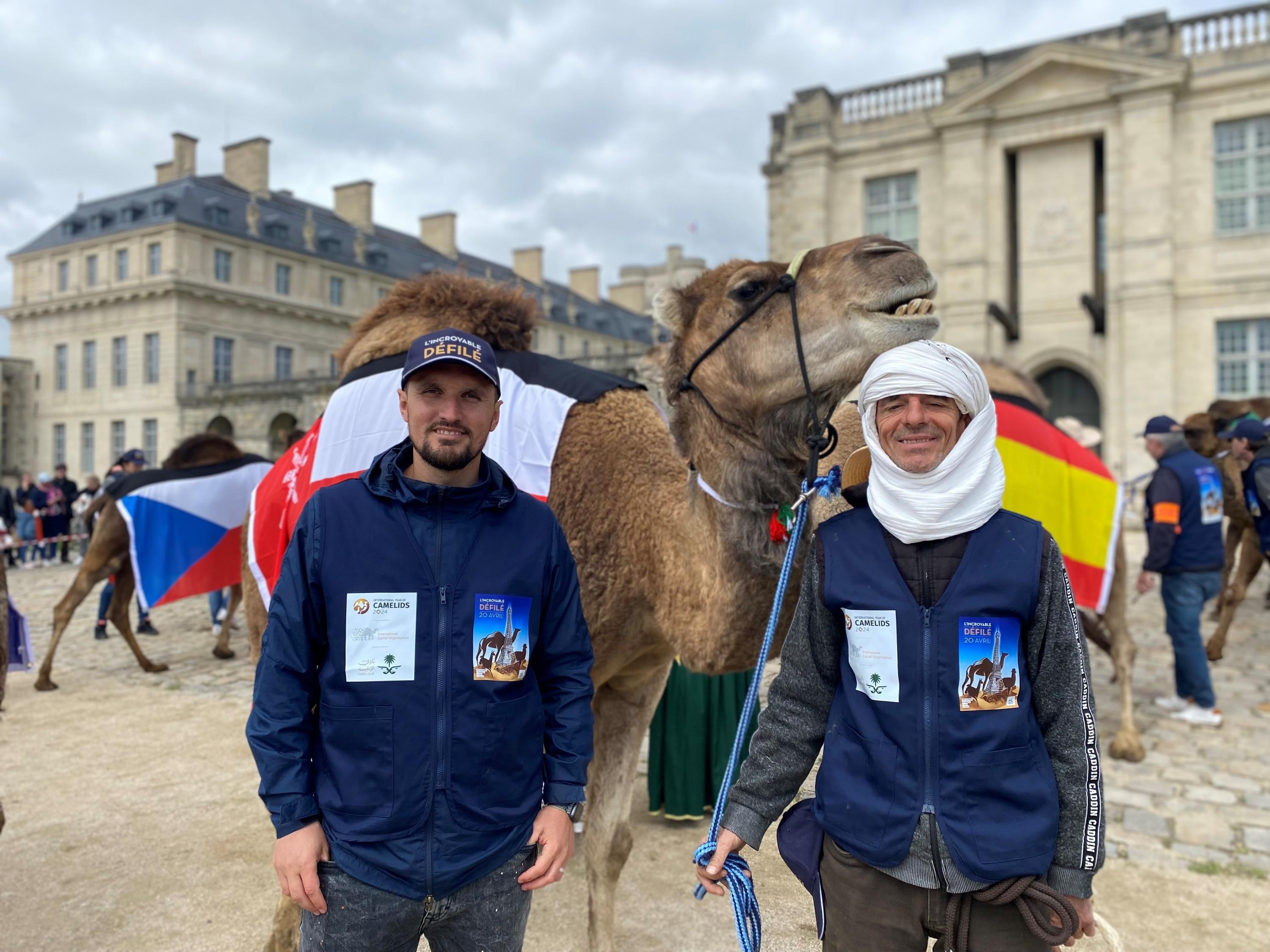 «on attendait cet événement depuis un mois» : à paris, l’insolite défilé de chameaux et de dromadaires rassemble des centaines de personnes
