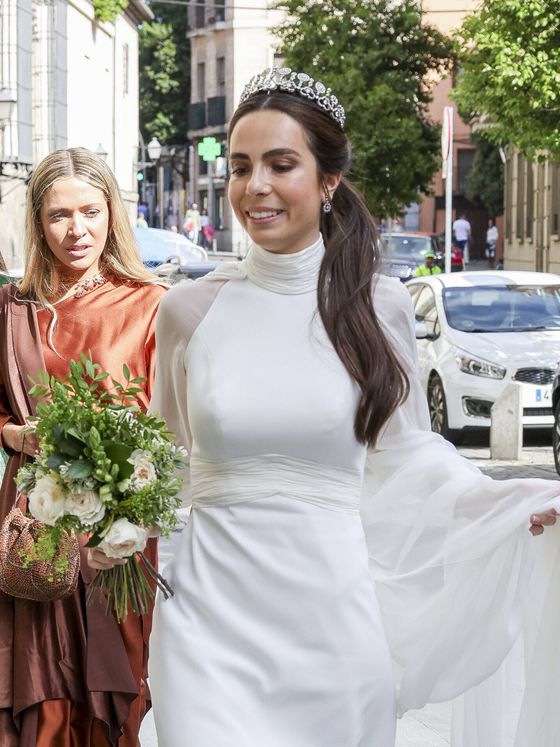 el vestido de novia y las invitadas a la boda de miguel fierro corsini y teresa revuelta en madrid: tiaras, tocados y joyas