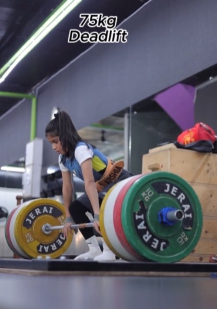 niña de 9 años establece récord en levantamiento de pesas, levantando más del triple de su peso corporal