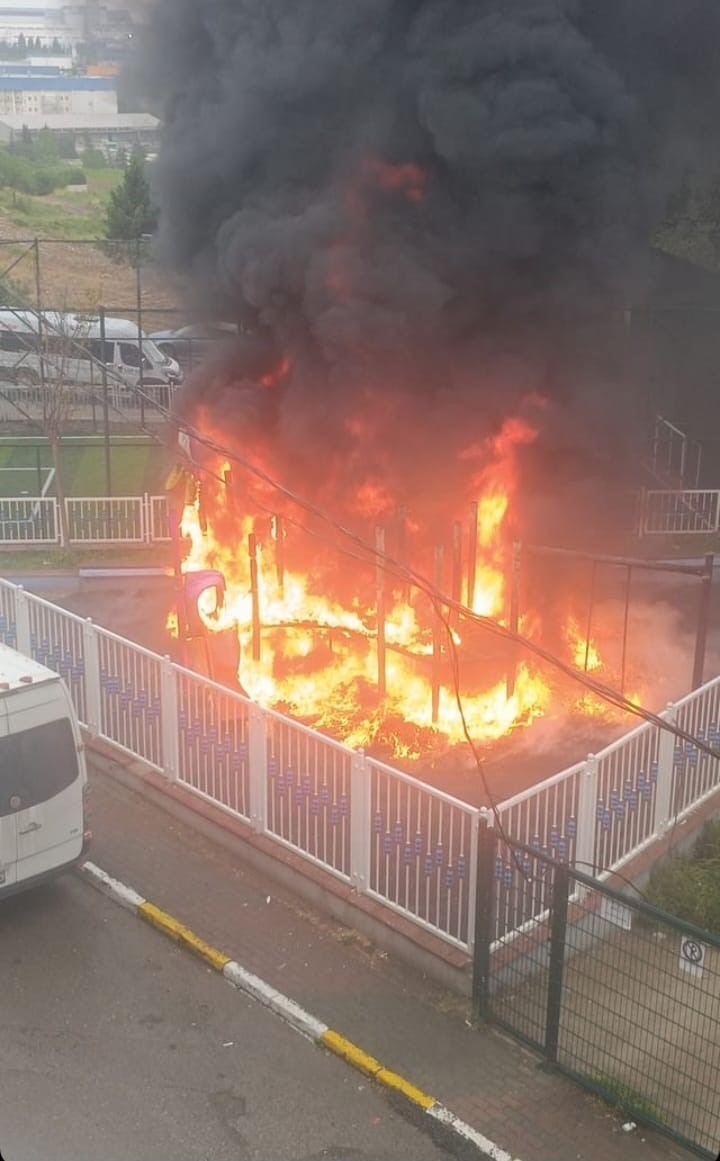 pendik’te çocuk parkında yangın: alevler metrelerce yükseldi